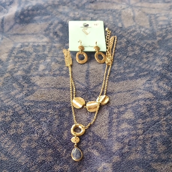 Elegant Gold Jewelry Set - Picture 1 of 3